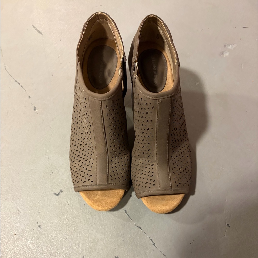 Giani Bernini Tan Peep-Toe